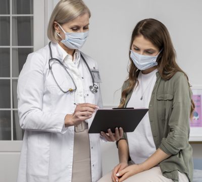 medium-shot-doctor-and-patient-wearing-masks